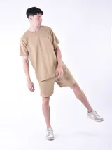 Bermuda de hombre color gris oscuro con textura de líneas horizontales.