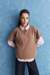 Remera de manga corta color negro, con cuello redondo y calce relajado, confeccionada en tejido suave con elastano.