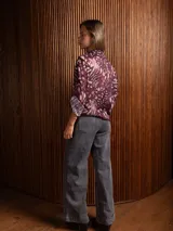 Camisa de gasa con estampado animal print y detalles de hilos de lurex, de corte clásico con cuello camisero y mangas largas con puños.