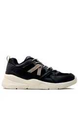 Championes deportivos Topper modelo Chalpa, color negro con suela y detalles en beige. Cuenta con cordones bicolor y tiras laterales decorativas.