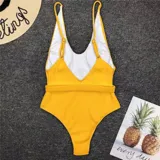 Traje de baño enterizo amarillo con escote en V, breteles finos y cinturón con hebilla.