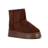 Pantubota de gamuza color marrón con plataforma plana y forro interno de peluche.