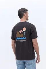 Remera de manga corta color gris oscuro, con cuello redondo y estampa pequeña en el pecho con diseño de montañas y texto.