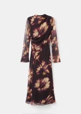 Vestido midi de manga larga acampanada, confeccionado en tejido de gasa con diseño tie-dye en tonos marrón y beige. Presenta cuello redondo, detalle fruncido en los hombros, fruncido lateral, diseño entallado y forro interior.