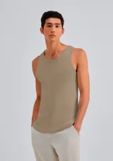 Musculosa ajustada de hombre, color beige, con tejido acanalado (ribbed).