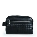 Necessaire Tiffosi color negro con diseño acolchado de cuadrícula, cierre principal y bolsillo frontal con cierre plateado. Incluye una correa lateral.