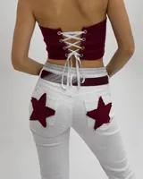 Bermuda de jean blanca, de corte ajustado a la rodilla y tiro medio, con detalles de pasador para cinto integrados y un pañuelo estampado a modo de cinturón.