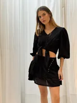 Minifalda blanca con bordado inglés, corte irregular y volados.