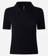 Blusa polo beige de manga corta, confeccionada en tejido canelado de rib de algodón con elastano, que proporciona un ajuste cómodo y una caída ajustada.