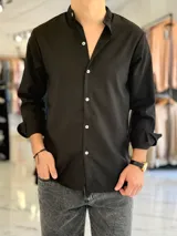 Camisa de lino color beige, de manga larga con puños arremangados y cuello mao. Cuenta con cierre frontal de botones y diseño clásico.