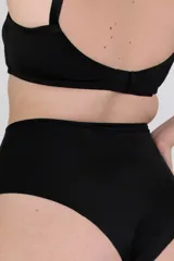Soutien de copa sin costura color negro, confeccionado con fibra LYCRA® reforzada doble con aro interior y tirantes anchos.