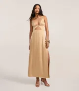Vestido midi de satén color beige, con tirantes finos, escote en V profundo, detalle de recorte cut-out en el busto con aro metálico y tajo lateral en la falda.