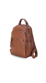 Mochila urbana color beige de símil cuero, con dos bolsillos frontales, bolsillo principal de gran capacidad con dos bolsillos internos con cierre y uno abierto, bolsillos laterales abiertos, asa de mano y correas regulables en galón.