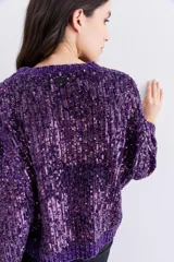 Sweater tejido en chenille color violeta con lentejuelas aplicadas en toda la prenda y terminaciones en punto rib.