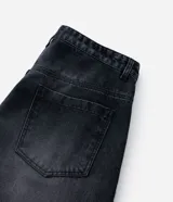 Bermuda de jean color gris oscuro con efecto de lavado, corte baggy relaxed. Presenta apliques de estrellas deshilachadas en los laterales y ruedo deshilachado. Tiene cintura con trabillas y cierre tradicional.