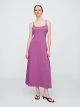 Vestido midi de tirantes finos, con corte ajustado y confeccionado en tejido de punto acanalado. Diseño a rayas verticales blancas y negras.