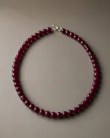Collar de rubíes reconstruidos con acabado facetado, montado sobre hilo resistente con cierre metálico.