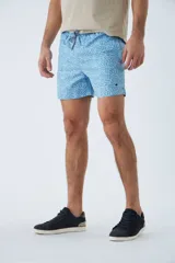 Short de baño con estampado de líneas curvas en tonos azules, cintura elástica con cordón ajustable, bolsillos laterales y bolsillo trasero. Incluye suspensor interno y logo bordado.