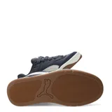 Championes urbanos Puma modelo Park Lifestyle Sk8, color gris oscuro con detalles en blanco crema y suela de goma color caramelo. Presentan un diseño inspirado en el skate con paneles de cuero sintético y malla, cordones gruesos y el logo de la marca en el lateral.