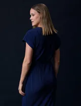 Vestido midi plisado color azul marino, con escote en V y lazo de ajuste en la cintura.