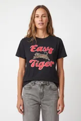 Remera negra de manga corta, con estampa frontal que incluye un tigre y la frase "Easy Tiger" en tonos rojos y blancos.