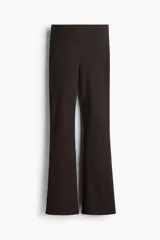 Leggings de tejido de punto suave color marrón oscuro, con cintura ancha y pierna acampanada.