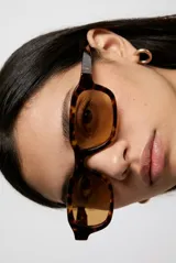 Lentes de sol Runway con armazón rectangular de carey en tonos marrones y cristales tintados en marrón.