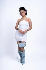 Vestido corto blanco de corte ajustado, con escote halter asimétrico y tirante fino en un hombro.