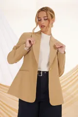 Blazer color beige con solapas clásicas, cierre con un botón y bolsillos delanteros con solapa.
