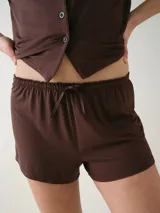 Short para dormir de corte fluido, confeccionado en viscosa suave y liviana, color marrón. Cuenta con cintura elastizada y cordón ajustable satinado a tono.