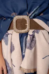 Cinturón ancho con banda central de gamuza sintética y hebilla metálica dorada de diseño texturizado y forma cuadrada.