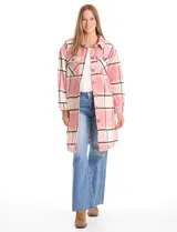 Sobrecamisa larga de tejido soft con estampado a cuadros en tonos beige, rosa y gris. Presenta cuello con solapa, cierre frontal con botones, bolsillos aplicados en el pecho y mangas largas con puños abotonados.