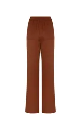 Pantalon de vestir de saten color marron, corte ancho, con cintura elastizada y cordón ajustable.