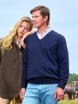 Sweater azul marino de lana con escote en V y logo bordado en el pecho.