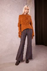 Pantalon de tiro medio con cintura elastizada, confeccionado en lino. Presenta un corte amplio tipo oxford con diseño de rayas verticales en tonos marrones y azules.