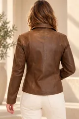 Campera de cuero ovino color marfil, con cuello con solapas, cierre frontal y bolsillos laterales.