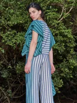 Blusa color mostaza con cuello redondo y mangas cortas con volados.