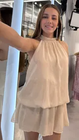 Vestido corto beige con brillos de lurex, cuello halter y diseño fluido con silueta holgada.