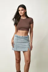 Minifalda de denim celeste con diseño de corte recto, costuras frontales destacadas y pequeña abertura lateral en el dobladillo.