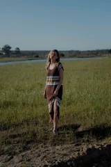 Vestido largo tejido a rayas horizontales en color blanco, rojo, marrón y celeste.