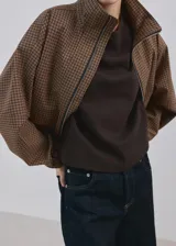 Camiseta de manga corta y cuello redondo, de corte recto y color marrón oscuro.