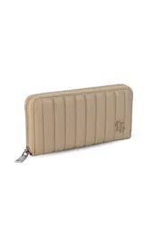 Billetera de dama en símil cuero color negro, de diseño acolchado con costuras verticales que forman relieves y cierre perimetral. Incluye monograma en la esquina inferior y viene con caja de presentación estampada.