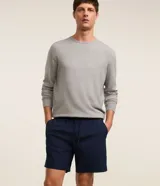 Bermuda masculina color beige, tipo boardshort, confeccionada en microfibra. Cuenta con cintura elástica, cordón ajustable y bolsillos.