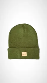 Gorro de lana verde militar con puño rebatible y etiqueta de cuero con logo de la marca.