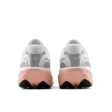 Championes New Balance modelo 1080 v15 de running para mujer, en color blanco con suela rosada y detalles en gris. Cuentan con capellada de malla transpirable, amortiguación avanzada en la suela y el característico logo "N" en los laterales.