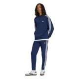 Canguro Adidas color azul marino, con capucha ajustable por cordón, bolsillo tipo canguro al frente, puños y dobladillo acanalados. Presenta las tres tiras características de la marca en blanco a lo largo de las mangas y el logo del trifolio bordado en el pecho.