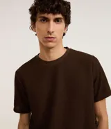 Remera Marfinno de manga corta para hombre, confeccionada en tejido acanalado de algodón y poliéster, con cuello redondo y diseño liso.