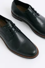 Zapato de vestir Freeway modelo Murphy, color marrón, con cordones y suela de goma oscura.