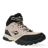 Championes de trekking tipo botita marca Topper, combinando tonos beige y negro. Presenta una estructura robusta con refuerzos en la puntera y el talón, suela dentada de alto agarre y cordones jaspeados. El diseño incluye paneles de malla y material sintético para mayor durabilidad y soporte en el tobillo.