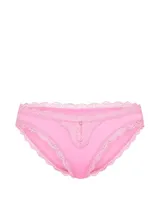 Bombacha bikini de tiro medio, color rosado, con detalles de encaje en los bordes y un aplique floral en el centro de la cintura.